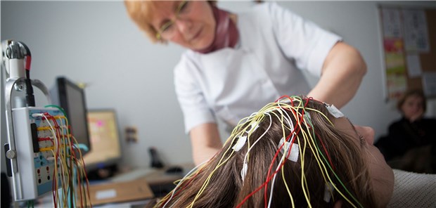 Mithilfe eines EEG lässt sich die Epilepsie-auslösende Hirnregion eingrenzen. 