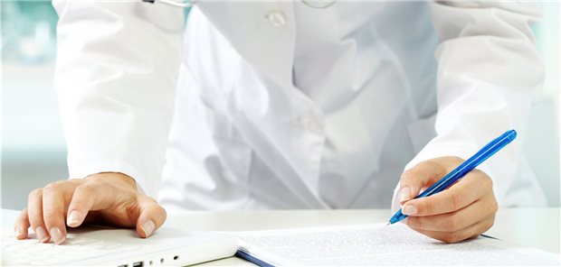 Mithilfe von Checklisten, die das Kompetenzzentrum CoC Ärzten zur Verfügung stellt, soll es auch in hektischen, pandemischen Phasen gelingen, die Ruhe zu bewahren und das Hygienekonzept im Praxisalltag konsequent durchzuziehen.