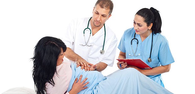 Mitfühlen, aber nicht mitleiden! Mitleiden mit jedem Patient, das würde jeden Arzt überfordern und selbst krank machen. Mitgefühl zu zeigen, kann aber beiden Seiten helfen.