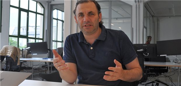 „Viele Anrufer öffnen sich in der Videosprechstunde eher“ Mittelfristig werden drei bis vier von zehn Arztkontakten telemedizinisch erfolgen, ist David Meinertz, Gründer der digitalen Sprechstunde „Zava“ überzeugt.