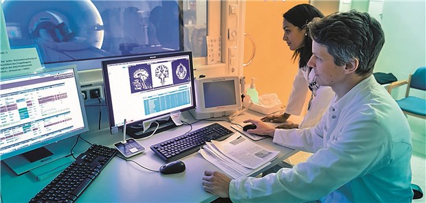 Mittels MRT entschieden Studienleiter Professor Götz Thomalla (vorne) und sei Team, ob ein Patient für die Thrombolyse infrage kommt.