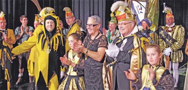 Vom Hausarzt zu Prinz Karneval Mittendrin: "Prinz Hans-Dieter I. vom Aesculap-Stab" und seine Prinzessin Monika gemeinsam mit ihrem Hofstaat.