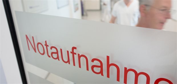 Schild einer Notaufnahme eines Krankenhauses.
