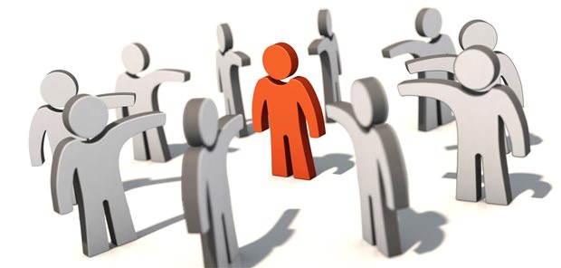 Grafik: viele Personen zeigen mit dem Finger auf eine Person in der Mitte