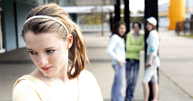 Ausgegrenzt und gemobbt- ein Grund fürs Schulschwänzen? Mobbing unter Mitschülern sorgt für Verunsicherung: Eine Studie soll herausfinden, warum Jugendliche nicht zum Unterricht gehen.