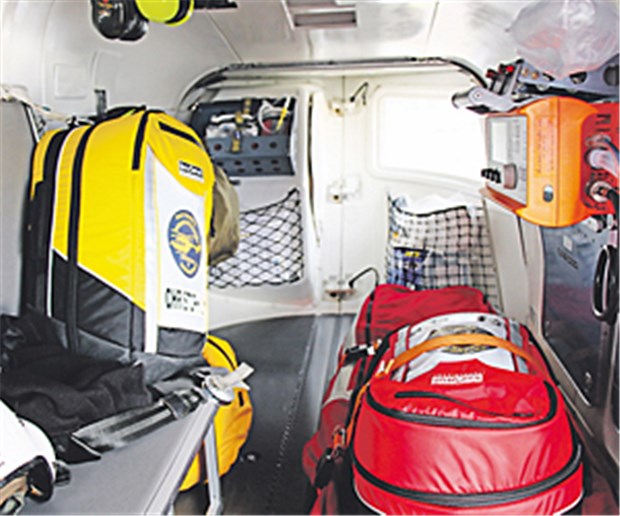 Im Einsatz gegen die Zeit Mobile Ausstattung: Die Crew kann alle medizinischen Geräte entnehmen.