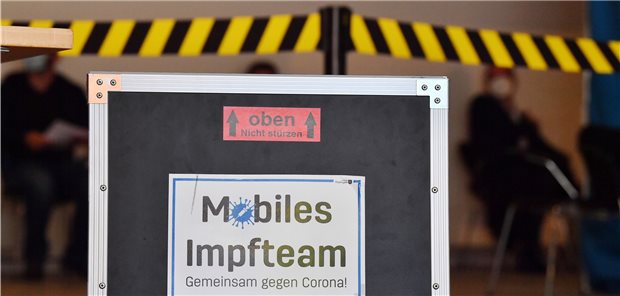Corona-Impfteams: KV erwägt nach Angriff auf MFA verschärften Schutz "Mobiles Impfteam" steht auf einer Kiste während einer Impfaktion des Thüringer Gesundheitsministeriums und der Kassenärztlichen Vereinigung im Regierungsviertel.
