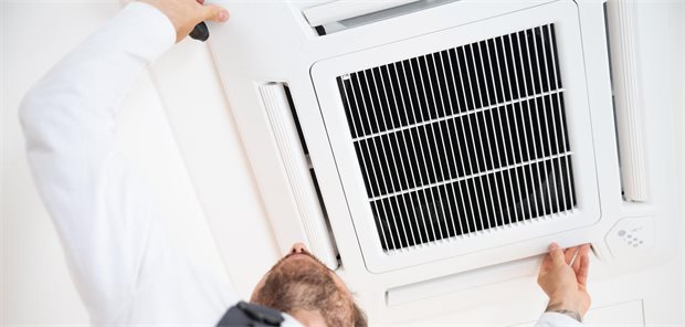 So werden Klimaanlagen in der Praxis nicht zum Gesundheitsrisiko Mobile Klimaanlagungen erfordern vom Praxispersonal einiges an Aufwand.