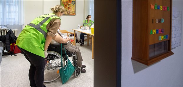 RKI warnt vor erneut schweren Corona-Ausbrüchen in Altenheimen Mobiles Impfteam im Einsatz in einem Alten- und Pflegeheim in Baden-Württemberg (Archivbild). Das RKI geht davon aus, dass im Herbst Boosterimpfungen in Altenheimen notwendig sein werden.