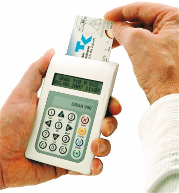 Unternehmen wollen Projekt zur neuen Karte voranbringen Mobiles Kartenterminal für die eGK: Die Industrie hat viel investiert. © Sagem Monétel