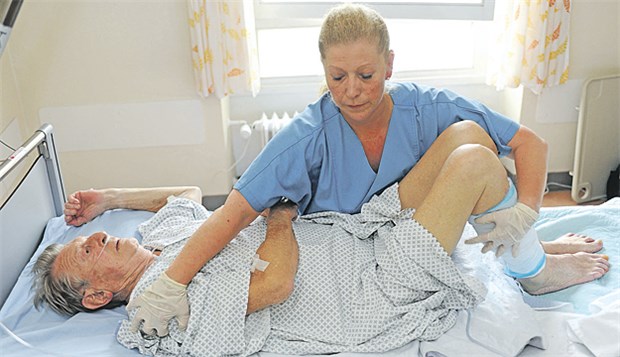Mobilisierung: In der Akutphase sollten Schlaganfallpatienten "wie ein rohes Ei" behandelt werden.
