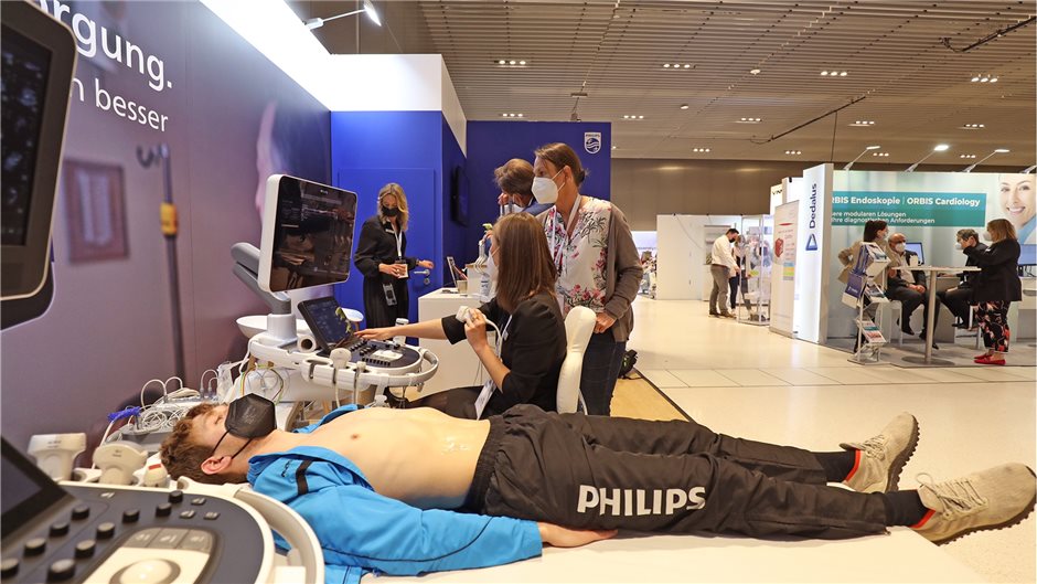 Modelle, sportlich fit und mit viel Ultraschall-Gel auf dem Bauch: Ultraschall-P...