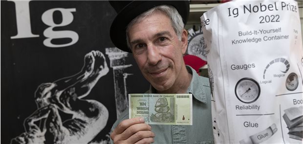 Ig-Nobelpreis: Von Liebe, Eis und Darmspülungen Moderator Marc Abrahams mit dem Preisgeld: einem echten Trillionen-Dollar-Geldschein – aus Zimbabwe. Daneben der Ig-Nobelpreis, den die Gewinner zugeschickt bekommen und selbst zusammenbauen müssen.