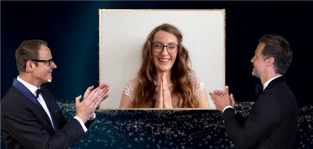 Felix Burda Award: Digital und doch emotional Moderator Vince Ebert (l.) sowie Schauspieler und Laudator Wayne Carpendale gratulieren der digital zugeschalteten
Gewinnerin des Ehren-Felix Susanna Zsoter.