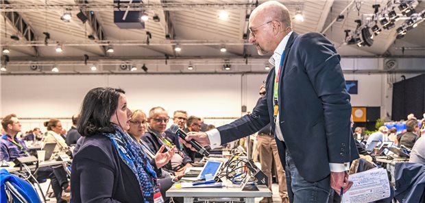 Moderator Wolfgang van den Bergh von der Ärzte Zeitung mischte sich zur Fragerunde unter die Delegierten. Wichtig für Anne Kandler aus Hessen ist die Bestätigung von Verfassungsrichter Müller gewesen, dass Freiberuflichkeit nicht daran gebunden ist, ob man als Klinikarzt oder in der Niederlassung arbeitet.
