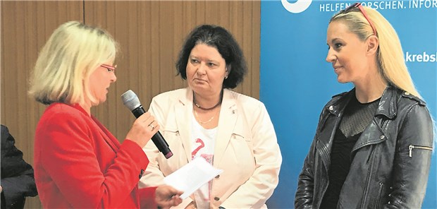 Politik der Union unterschichtenfeindlich? Moderatorin Christiana Tschoepe von der Deutschen Krebshilfe (links) im Gespräch mit ZDF-Redakteurin Silvia Lambri (Mitte) und Schauspielerin Lilian Klebow („SOKO Wien“).