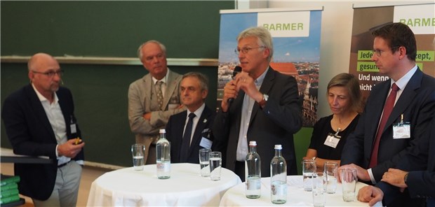 Wechsel zu echter Bedarfsplanung nötig Moderiert von Wolfgang van den Bergh („Ärzte Zeitung“, v.l.) diskutierten Dr. Wolfgang Krombholz (KV Bayerns), Dr. Gerald Quitterer (BLÄK), Siegfried Hasenbein (Bayerische Krankenhausgesellschaft), Ruth Nowak (Gesundheitsministerium), Stephan Stracke (CSU), Dr. Hans-Peter Hubmann (Apothekerverband) und Prof. Wolfgang Greiner (Sachverständigenrat).
