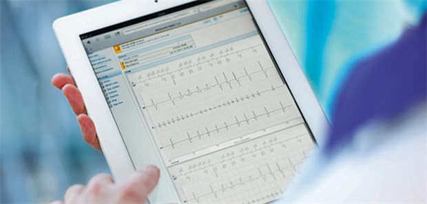 Enger Patientenkontakt zahlt sich aus Moderne Defibrillatoren können medizinische Daten automatisch auf Tablet und PC übermitteln.