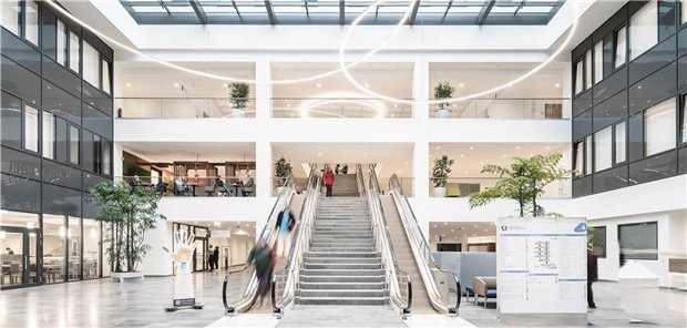 Rhön Klinikum AG auch mit Gewinn nach Steuern wieder oben auf Modernes Ambiente: Rhön Klinikum am Konzern-Stammsitz Bad Neustadt.