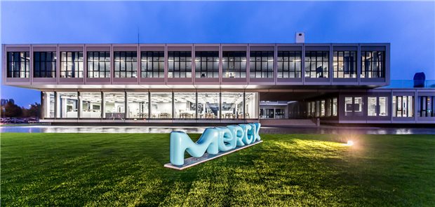 Merck Darmstadt meldet ein gutes Jahr Modernität am Stammsitz in Darmstadt: Leuchtendes Logo vor „Innovationszentrum“.