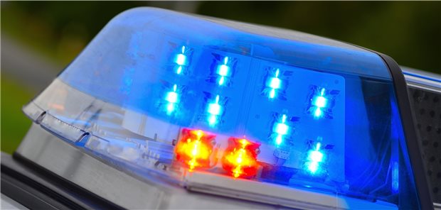 Quarantäne missachtet, falsche Atteste ausgestellt? Verfahren gegen zwei Ärztinnen Polizei im Einsatz: In Niedersachsen und Brandenburg sind zwei Ärztinnen in den Fokus von Ermittlungen geraten.