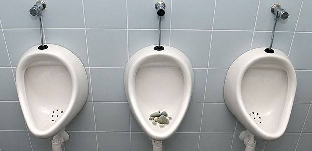 Zu viel Salz im Urin doch kein Auslöser? Möglicherweise ist eine überhöhte Konzentration löslicher Salze im Urin gar nicht der Auslöser für Harnsteine.