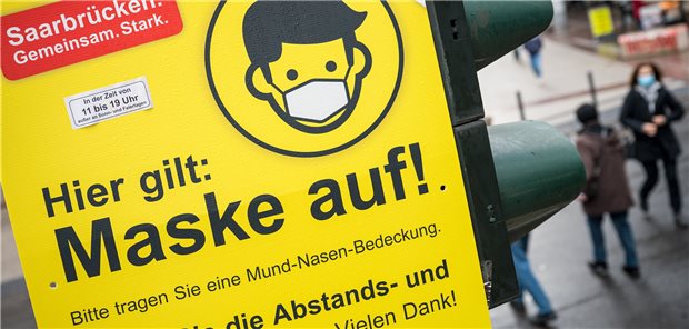 Schärfere Anti-Corona-Maßnahmen in Sicht Möglicherweise reicht der Hinweis auf die Maskenpflicht in den Innenstädten wie hier in Saarbrücken bald nicht mehr aus. Es gibt Überlegungen den Einzelhandel erneut in den Lockdown zu schicken.