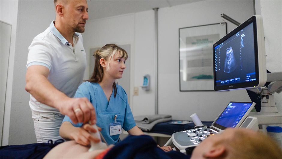 Möglichst viel Praxiswissen mitnehmen: Medizinstudentin Lola Verheyden bei der U...
