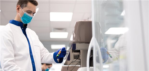 Molekulare Allergiediagnostik im Labor – sie ermöglicht ein nuancierteres Konzept der Präzisions- und personalisierten Medizin. (Symbolbild mit Fotomodell)