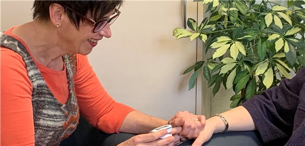 Wie MoniKa Ärzte und Patienten entlastet MoniKa Rita Knieper schätzt an den Besuchen, dass sie dort mehr Zeit fürs Patientengespräch hat.