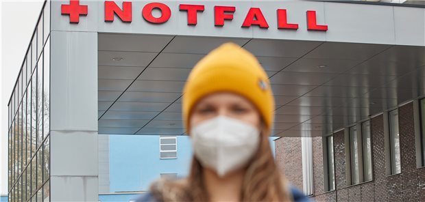 Wenn Kollegen übergriffig werden: Wie Kliniken darauf reagieren Monika Wagner (Name von der Redaktion geändert), ein Opfer sexueller Belästigung am Arbeitsplatz, steht vor der Notaufnahme eines Krankenhauses.