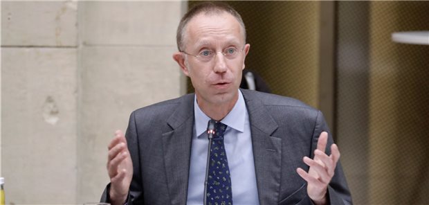 Moraltheologe: Altersbezogene Corona-Impfpflicht wäre gute Option Moraltheologe Franz-Josef Bormann ist Mitglied des Deutschen Etihkrates.