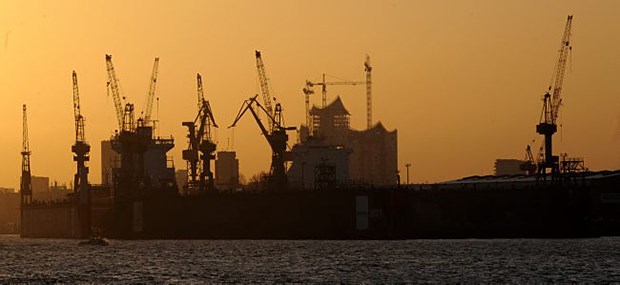 Hamburger Hafen stellt sich auf Strahlenkontrollen ein Morgendämmerung am Hamburger Hafen: Container aus Japan stehen unter genauer Beobachtung.
