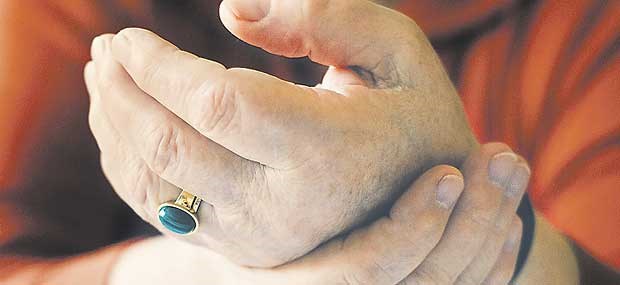 Morgensteifigkeit von mehr als einer Stunde kann Zeichen einer frühen Arthritis sein.