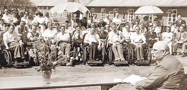 Ein Arzt als Ideengeber Motivierte unermüdlich Behinderte, aktiv zu sein, sich sportlich zu betätigen: Ludwig Guttmann (r.) bei einem Vortrag mit Rollstuhlfahrern.