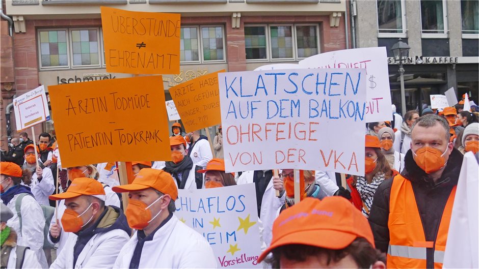 Müde Ärzte könnten die Patientensicherheit gefährden. Deshalb fordern die Ärzte ...