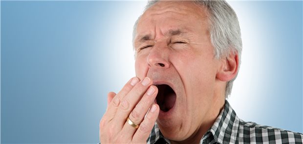 Müde – bei subklinischer Hypothyreose: Was hilft? (Symbolbild mit Fotomodell)