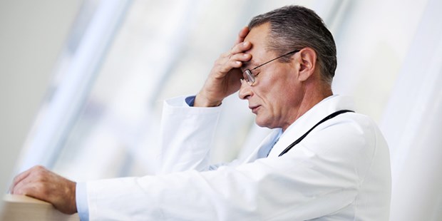 Müde und ausgelaugt: Permanenter Arbeitsstress verdoppelt das Risiko für einen Herzinfarkt.