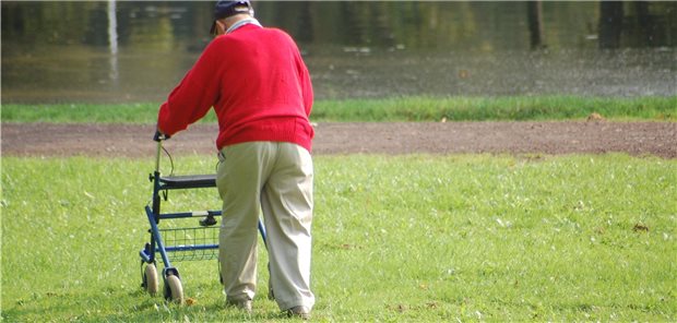 Mühsam aber wirkungsvoll: Schon mit täglichen Spaziergängen bessert sich der Allgemeinzustand und Patienten werden fitter für die Op.