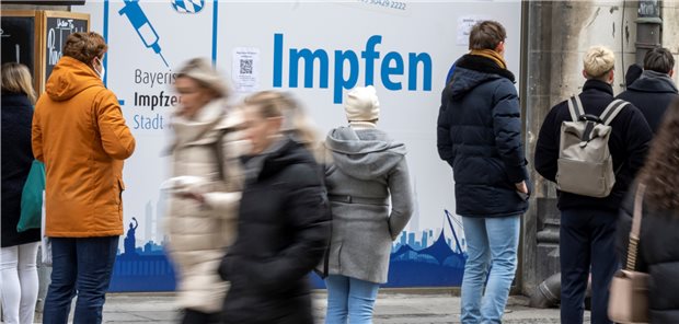 Impfzentren bleiben das ganze Jahr über offen München: Passanten stehen in der Innenstadt vor einem Impfzentrum, das im Rathaus untergebracht ist, an. Die Zentren sollen laut GMK vorerst bis Jahresende 2022 am Netz bleiben.