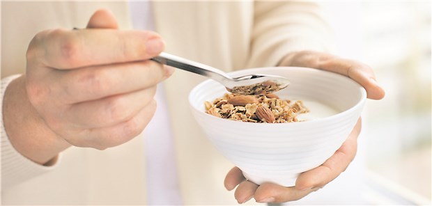 Mit Müsli gegen Menopause Müsli, Mandeln und Nüsse gehören zu den proteinreichen Nahrungsmitteln.