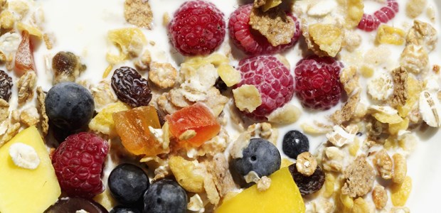 Verzicht auf Frühstück erhöht das koronare Risiko signifikant Müsli am Morgen: Wer frühstückt hat ein geringeres Risiko, einen Herztod oder Herzinfarkt zu erleiden, zeigt eine Studie.