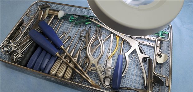 Müssen bald immer mehr Kliniken Medizinprodukte aufbereiten, weil es Versorgungsengpässe am Markt gibt? So abwegig ist das nicht, warnt die Branche mit Blick auf die verschärften regulatorischen Anforderungen, die ihnen die novellierte EU-Medizinprodukteverordnung aufbürdet.