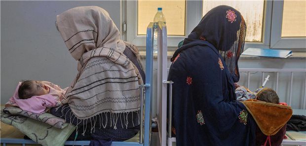 Mütter und Neugeborene auf Betten