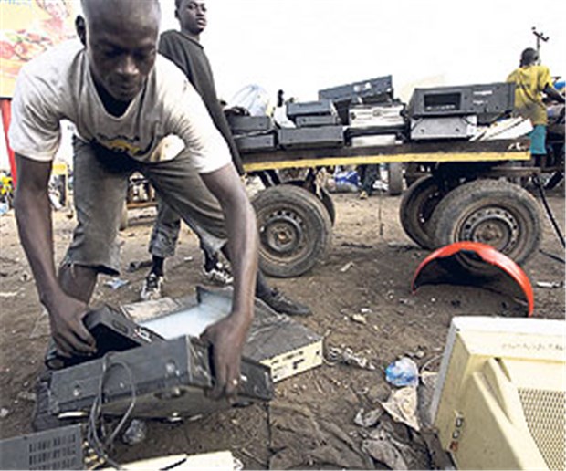 Leben auf dem Elektronik-Friedhof Mumuni lädt auf der Müllkippe Agbogbloshi im ghanaischen Accra Elektroschrott auf einen Handwagen.
