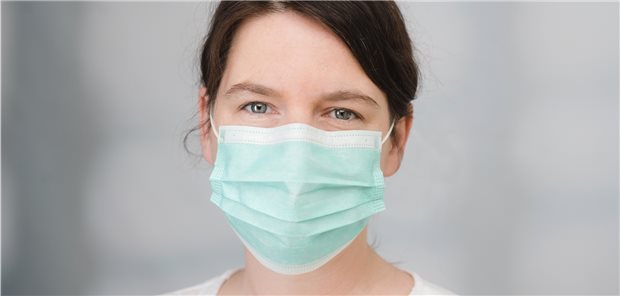 Was schützt Haushaltsmitglieder vor einer Ansteckung mit SARS-CoV-2? Mund-Nasen-Schutz: Zum Schutz von Familienmitgliedern sind sie nur dann wirksam, wenn sie schon vor der Erkrankung des Indexpatienten getragen wurden.