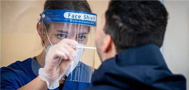 Mund auf und durch: Rachenabstrich in einer Arztpraxis in Berlin-Neukölln.