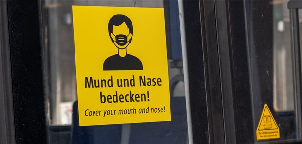 Mund und Nase bedecken: Gegen Corona-Auflagen sollen einige Arztpraxen in Berlin verstoßen haben. Ärztekammer und KV berichten von Beschwerden.