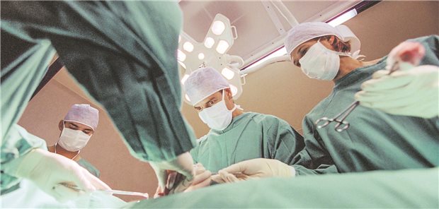 Mondpreise für Schutzmasken gegen SARS-CoV-2 sorgen für Empörung Mundschutz: Dringend benötigt – nicht nur für Operationen: Derzeit aber scheinen die Preise dafür durch die Decke zu gehen.