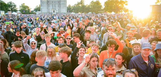 England: Sinkende Corona-Inzidenzzahlen geben Rätsel auf Musikfestival Ende Juli in Dorset: Abstand, Maske? In England zur Zeit kein Thema mehr. Trotz solcher Veranstaltungen sinken die Infektionszahlen.